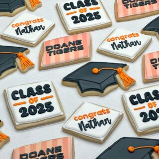 🎓 Congrats Class of 2025 🧡 Your hard work has paid off! We hope you get to celebrate in style like this grad!
.
.
.
.
.
#classof2025 #classof25 #graduated #graduation #graduation2025 #2025grad #graduationcookies #graduationparty #gradparty #gradphotos #gradnight #2025vibes #seattle #seattlebaker #seattlebakery #seattlecookies #seattlefood #seattledesserts #seattlefoodie #seattlefoodscene #cookie #cookies #cookiegram #cookiesofig #sugarcookies #sugarcookie #frostedsugarcookies #cookieset #cookiedecorating #cookiedecorator