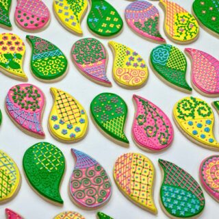 👰♀️ Mehndi inspired wedding cookies 🩷 These cookies are bright, colorful displays of love and tradition. Each cookie is adorned with a design that you might find applied in henna to a bride’s hands and feet.
.
.
.
.
.
.
.
#henna #hennacookies #mehndi #mehndicookies #weddingcookies #weddingcookie #bridalcookies #bridecookies #mehndibride #hennabridal #hennabride #ceremonycookies #weddingdessert #weddingdesserts #seattle #seattlecookies #seattlebakery #seattlebaker #seattlemehndi #seattlehenna #seattlewedding #seattleweddings #cookie #cookies #cookiegram #cookiesofig #cookieart #cookieartist #sugarcookie #sugarcookiesofinstagram