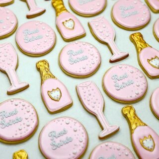 🍾 All glam for this rosé soirée 💕 Decorated with gold accents and highlighted by a dusting of silver, these cookies were made with glitz and glamor in mind. Thank you @myeraevents for another fun collab!
.
.
.
.
.
.
#roseallday #roséallday #rosésoirée #rosesoiree #roseparty #champagne #champagnecookies #pinkchampagne #cookiesandchampagne #champagneandcookies #rosechampagne #pinkcookies #goldcookies #cookies #cookiesofig #cookiesofinsta #cookiegram #cookieset #seattle #seattlecookies #seattlebaker #seattlebakery #seattledesserts #seattlefood #sugarcookies #sugarcookieart #sugarcookiedecorating #cookiedecorating #frostedsugarcookies #cookiegifts