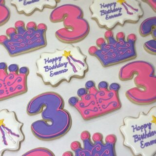 👑 Happy Birthday Princess Emma 👸🏻 Celebrating a very magical three year old’s birthday with pink and purple princess cookies! @amandabnguyen we hope these cookies added a special touch to your celebration 🩷💜
.
.
.
.
.
.
#princesscookies #pinkandpurple #pinkandpurplecookies #pinkprincess #pinkprincesscookies #purpleprincess #purpleprincesscookies #birthdaycookies #birthdayparty #birthdaytheme #princesstheme #princessbirthdayparty #princessbirthdaycookies #princessthemedcookies #3rdbirthday #thirdbirthday #3rdbirthdaycookies #thirdbirthdaycookies #seattle #seattlecookies #seattledesserts #seattlefood #seattlefoodscene #seattlebaker #seattlebakery #cookies #sugarcookies #cookiegram #instacookies #cookiesofig
