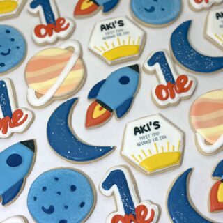 🚀 Celebrating Aki’s First Birthday 🪐 These “first trip around the sun” cookies were a blast to create! Bright colors and a variety of textures made this set of cookies especially fun.
.
.
.
.
.
.
#firstbirthdaycookies #birthdaycookies #birthdaycookieset #cookies #sugarcookiesofinstagram #sugarcookies #sugarcookiesdecorating #sugarcookieart #babyaki #babycookies #birthdaycookie #spacecookies #rocketcookies #mooncookies #jupitercookies #planetcookies #firsttriparoundthesuncookies #firsttriparoundthesun #cookiesofig #seattle #seattledesserts #seattlebaker #seattlebakery #seattlebaby #seattleparents #seattlemom #seattlecookies #localbaker #cookiedecorating #frostedsugarcookies