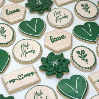 💚 Congrats, Nick and Mandy! 👩❤️👨 These nature-inspired, earth-tone cookies were the perfect addition to such a special day in this couple’s life. We love bringing each person’s unique style to life through our cookies.
.
.
.
.
.
.
.
#weddingcookie #bridecookies #weddingshowercookies #bridalshowercookies #bridalcookies #weddingcookies #engagementcookies #lovecookies #earthtonecookies #naturecookies #greencookies #customsugarcookies #cookieset #customcookies #uniquecookies #cookie #cookies #sugarcookie #sugarcookies #cookiesofig #cookiesofinsta #cookiedecorating #frostedsugarcookies #seattle #pnw #pnwwedding #seattlewedding #seattlebakery #seattlecookies #seattledesserts